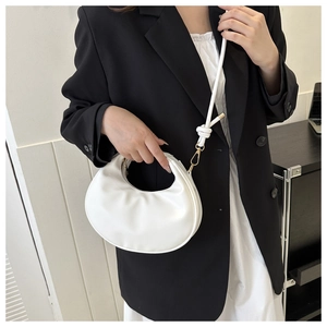 Sac demi-lune blanc en cuir PU mat avec bandoulière réglable et détails dorés