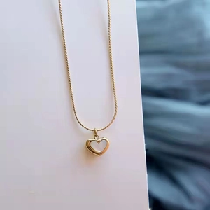 Collier cœur minimaliste en or avec incrustation de nacre blanche pour femmes élégantes