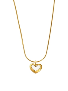 Élégant collier en acier titane doré avec pendentif cœur en nacre blanche sur un fond blanc pur