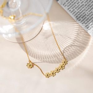 Gros plan d'un collier marguerite dorée sur un fond esthétique avec des reflets de lumière