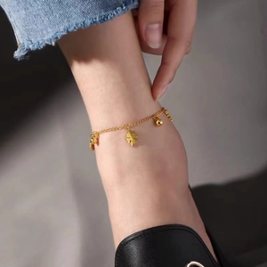Fußkettchen aus Titanstahl mit goldenem Kleeblatt und kleinen Glocken für Damen
