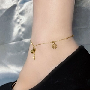 Bracelet de cheville en acier titane doré avec pendentif gourde et pièce porte-bonheur
