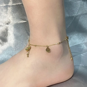 Bracelet de cheville élégant en acier titane doré avec pendentif Fu et perles sur soie