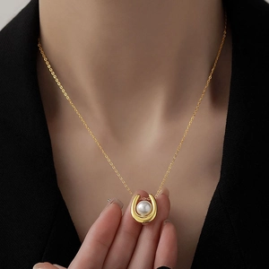 Collier élégant doré en U avec perle sur le cou pour un look de bijoux de luxe
