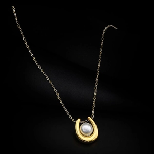 Collier minimaliste doré en forme de U avec un pendentif perle blanche lustrée et chic