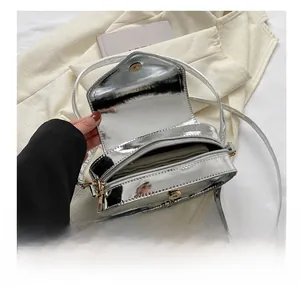 Sac bandoulière argenté brillant avec fermoir magnétique et poche intérieure zippée