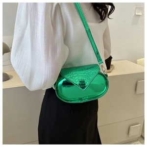 Détail du sac ovale vert brillant avec motif crocodile et finition effet métallique