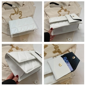 Detail der weißen Stepptasche mit abnehmbarem Münzfach und goldenen Metallakzenten