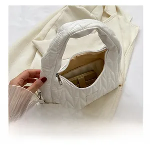 Sac bandoulière blanc matelassé avec mini pochette assortie et doublure pour rangement