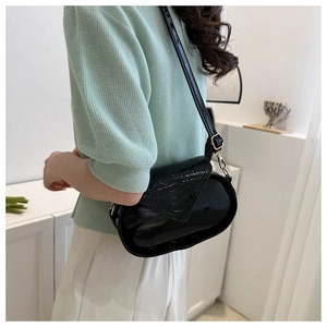 Détail du sac bandoulière noir effet croco avec boucle dorée et bandoulière réglable