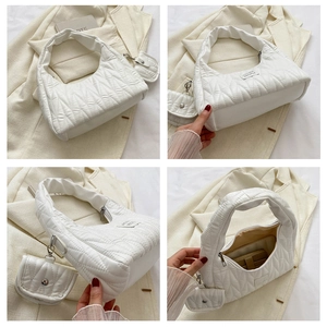 Détails du sac hobo blanc matelassé avec mini pochette assortie et zip intérieur