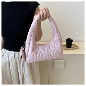 Gros plan du sac sous le bras rose matelassé avec un petit porte-monnaie assorti