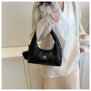 Vue détaillée du sac porté épaule noir matelassé avec une petite pochette amovible