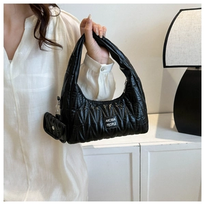 Détail du sac bandoulière matelassé noir avec texture bouffante et mini porte-monnaie