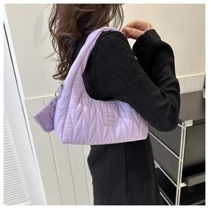Détail du sac croissant matelassé violet avec mini porte-monnaie assorti attaché