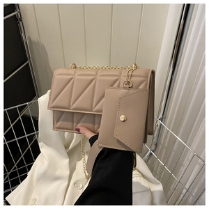Details der beigen Stepptasche mit goldener Kette und passendem kleinen Münzfach