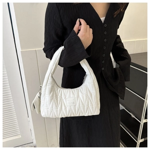 Détail du sac hobo blanc matelassé avec une petite pochette zippée assortie en pendentif