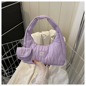 Détail du sac bandoulière matelassé violet avec logo et porte-monnaie assorti