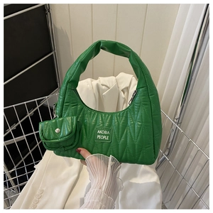 Détail du sac hobo matelassé vert avec logo Akobia People et petit sac assorti