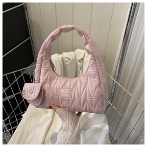 Détail du sac hobo rose matelassé avec texture ondulée et mini-portefeuille assorti