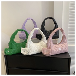 Détail de sacs hobo matelassés avec mini porte-monnaie en cinq couleurs pastel éclatantes