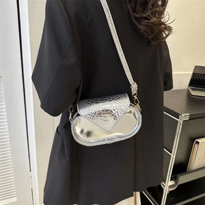 Sac bandoulière ovale argenté avec texture crocodile et finition miroir métallique femme