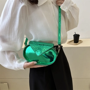 Sac bandoulière ovale vert chic avec fini métallisé et rabat texture crocodile pour femme