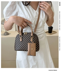 Dettaglio borsa vintage con motivo geometrico marrone e mini portamonete coordinato