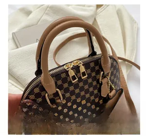 Dettaglio della borsa monogramma vintage con cerniera dorata e mini portamonete unito