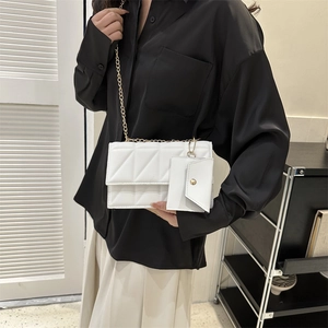 Elegante weiße Stepptasche mit goldener Kette und passender Mini-Münztasche für Damen