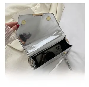 Zilveren spiegel-crossbodytas met ruimte voor smartphone, lippenstift en poeder