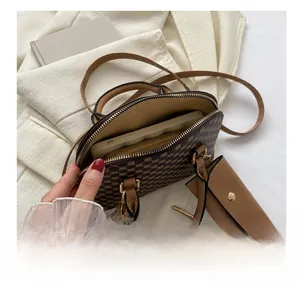 Interno della borsa marrone con monogramma che mostra spazio per telefono e accessori