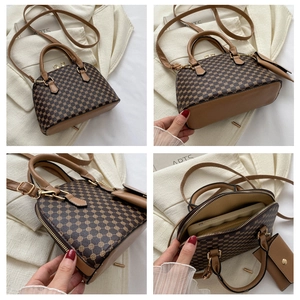 Dettaglio borsa a guscio monogramma con grande capienza interna e mini astuccio coordinato