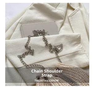 Détail du sac seau en paille tissé à la main avec bandoulière chaîne et cordon de serrage
