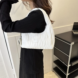 Sac à bandoulière matelassé blanc plissé avec une petite pochette à monnaie amovible chic