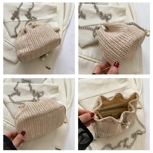 Détail du sac seau en paille avec chaîne argentée et élégants ornements en perles