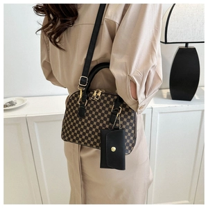 Dettaglio della borsa vintage marrone con pochette nera rimovibile e finiture dorate