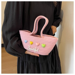 Detail van roze geweven touw emmer tas met kleurrijke 3D harten en Beautiful tekst