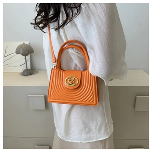 Oranje geplooide leren crossbodytas met gewatteerd patroon en gouden hartsluiting