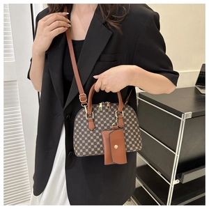 Borsa a mano marrone con monogramma, mini custodia abbinata e tracolla regolabile