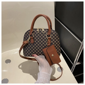 Dettaglio della borsa Boston con stampa monogramma, doppi manici e mini charm