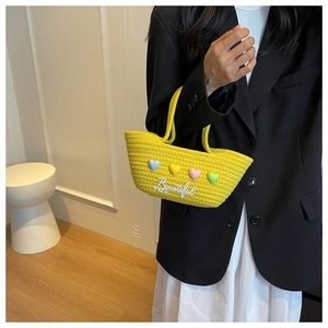 Detail van gele gehaakte bucket bag met kleurrijke 3D harten en Beautiful tekst