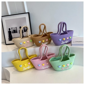 Collectie handgeweven mini tote bags met 3D-harten in zes levendige kleuren