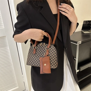 Borsa a mano vintage con motivo monogramma, forma a conchiglia e mini pochette coordinata