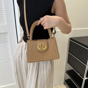 Minimalistische beige crossbodytas voor dames met ronde stiksels en goudkleurig logo