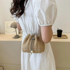 Sac seau en paille avec cordon de serrage, chaîne en métal et perles au décor minimaliste