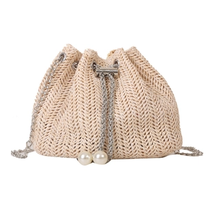 Sac seau en paille avec chaîne argentée et détails en perles sur fond blanc