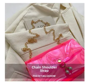Détail du sac en PVC transparent rose avec chaîne dorée et fermoir perle élégant