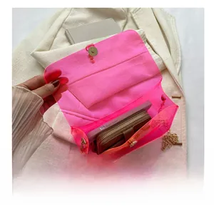 Détail du sac en gelée PVC rose transparent montrant la grande capacité pour téléphone