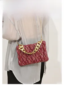 Detailansicht der burgunderroten Falten-Ledertasche mit Goldpailletten und Gliederkette